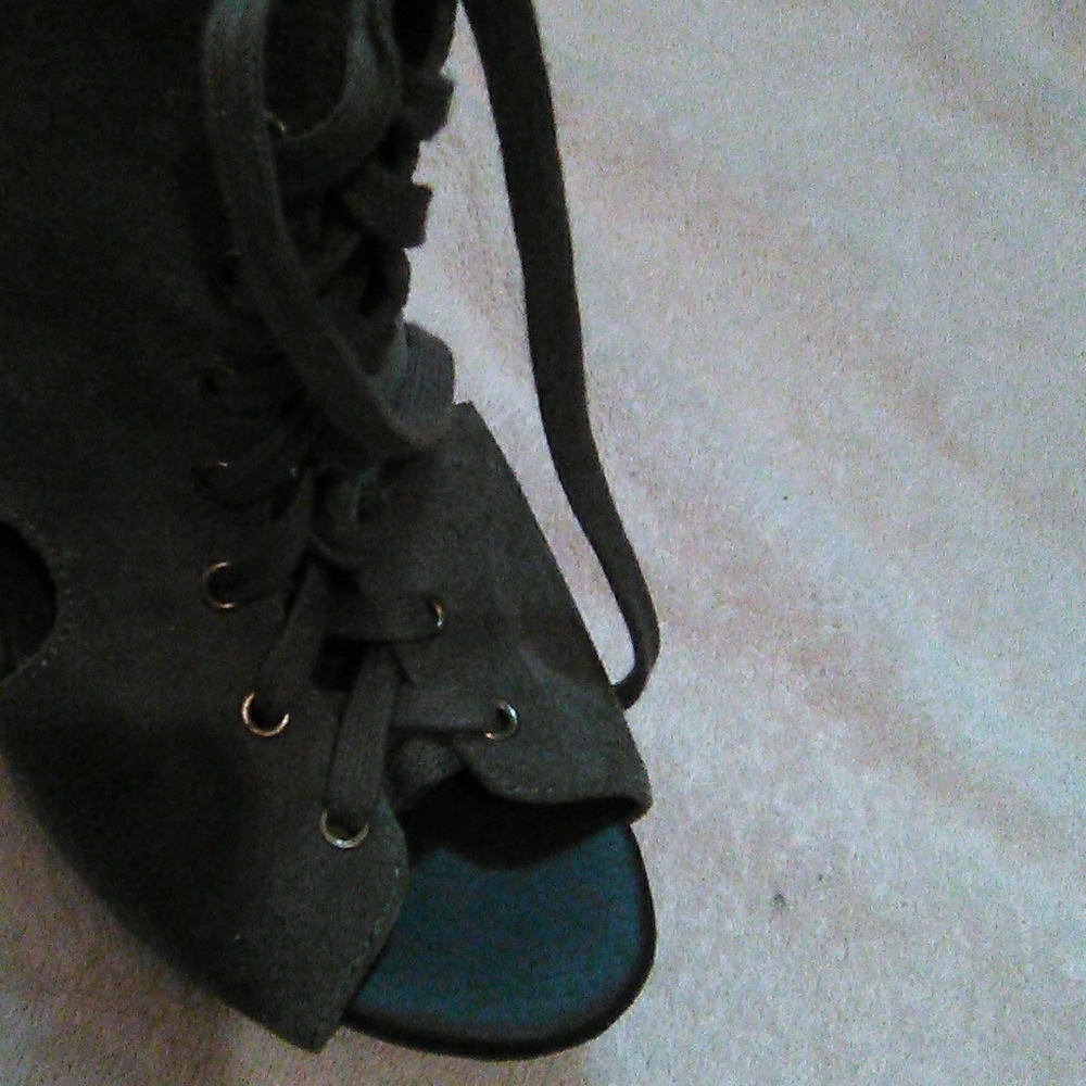 Shoes - Picture 6 of 7